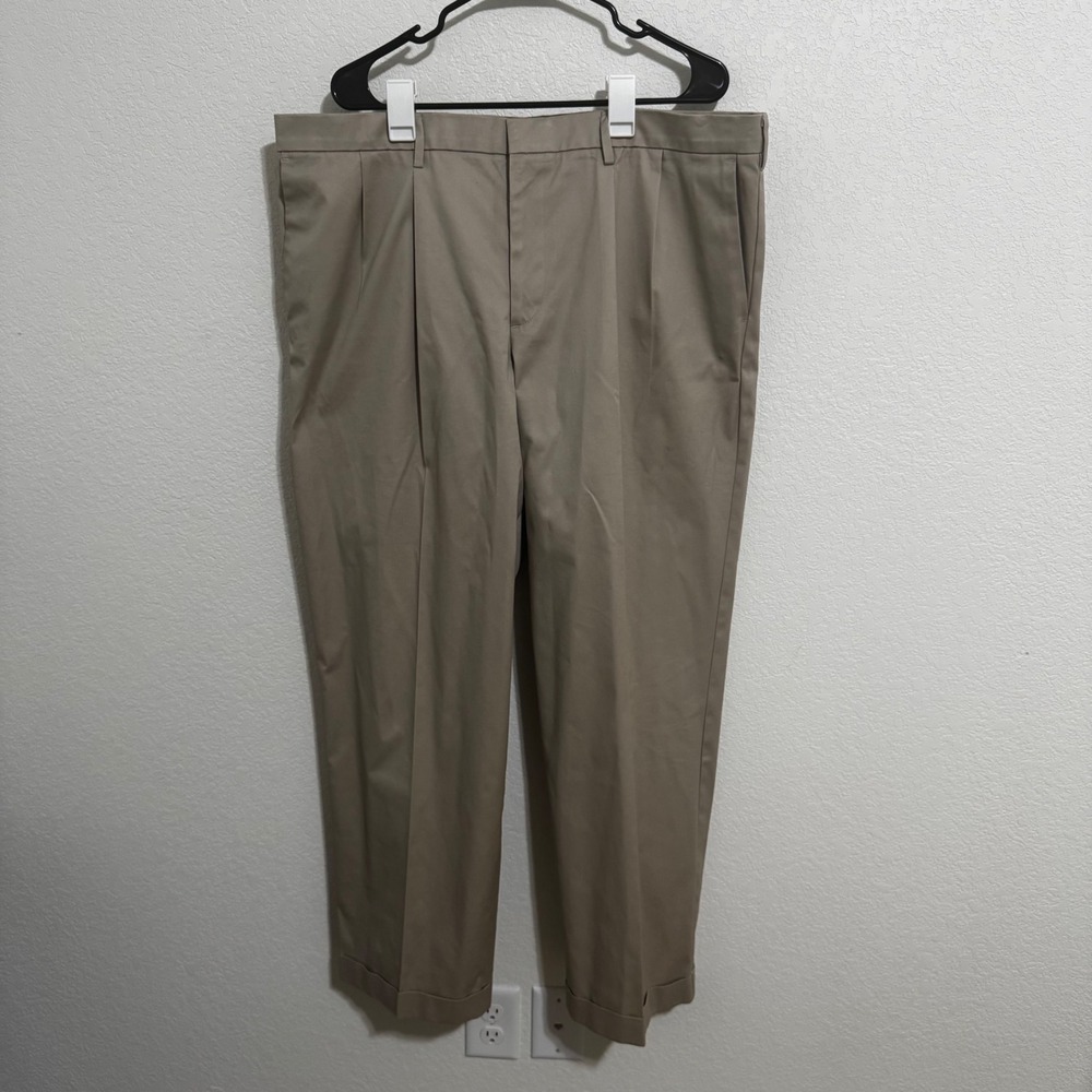 Dockers Chino Pants Mens 40x32 Khaki Classic Fit‎ Pleated Cuffed Hem